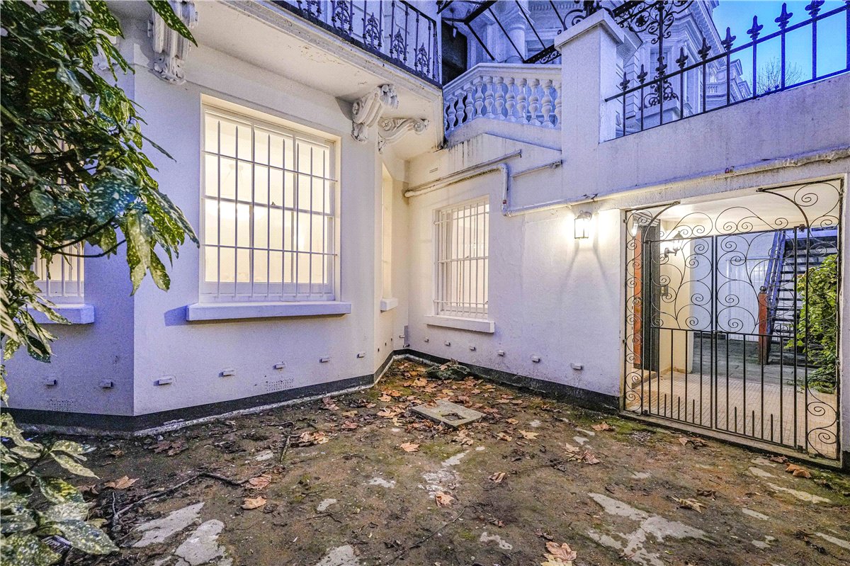 3 bedroom flat, Holland Park, London W11 - Available