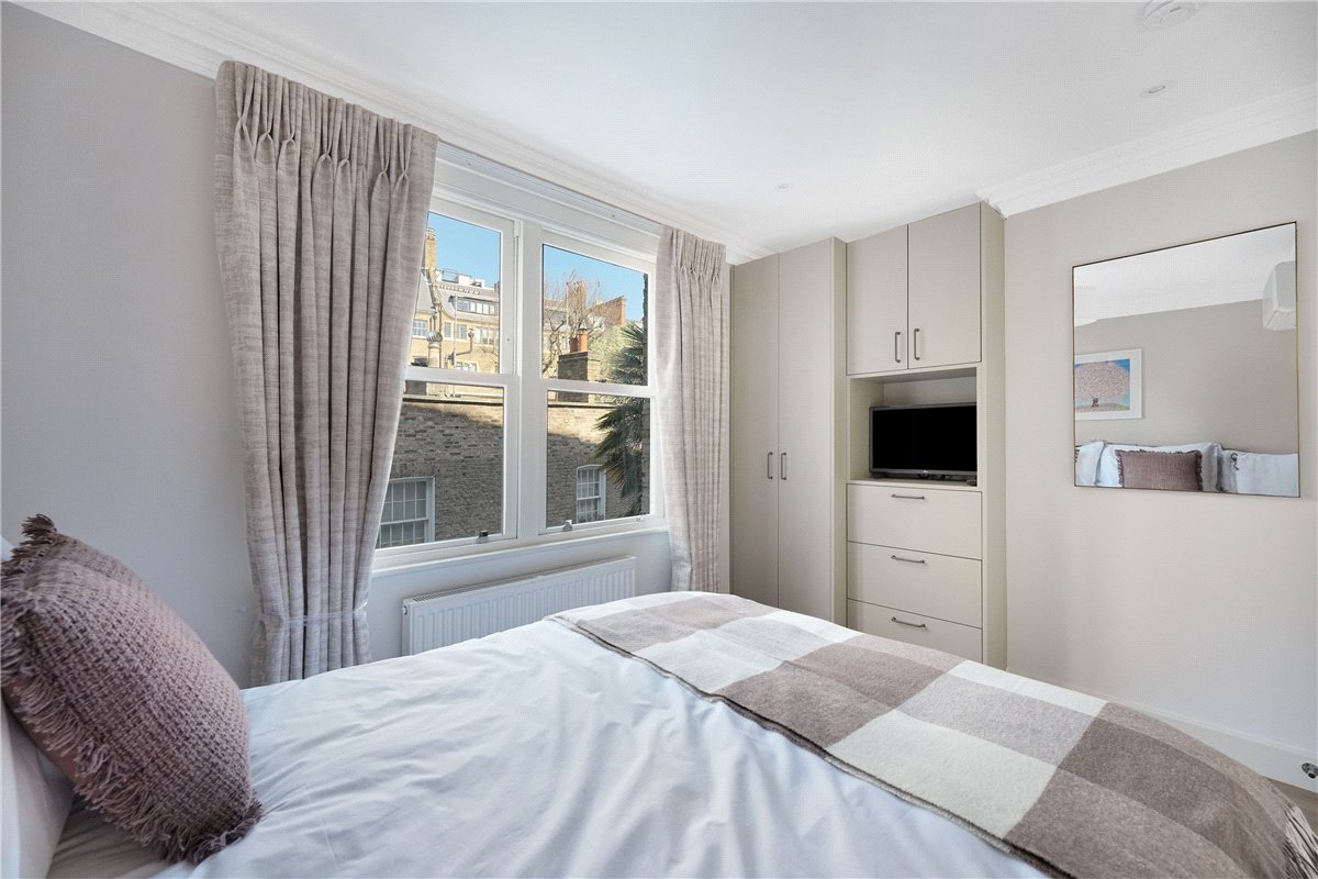 4 bedroom flat, Beaufort Gardens, Knightsbridge SW3 - Available