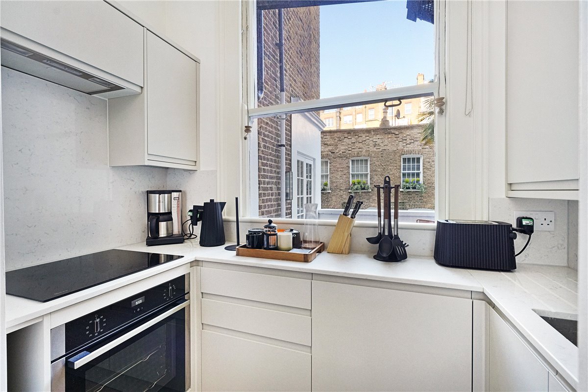 2 bedroom flat, Beaufort Gardens, Knightsbridge SW3 - Available