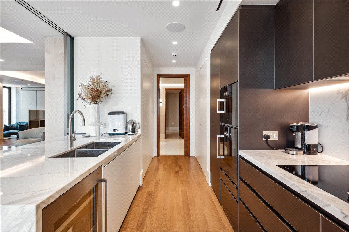 3 bedroom flat, Lancer Square, Kensington W8 - Available