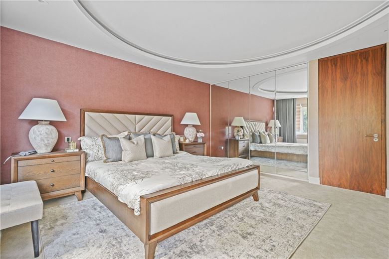 3 bedroom flat, Gloucester Square, Hyde Park Estate W2 - Available
