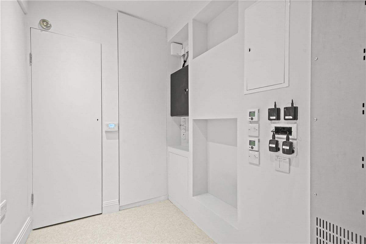 3 bedroom flat, Gloucester Square, Hyde Park Estate W2 - Available