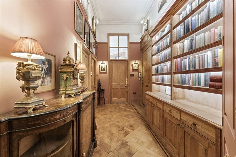 2 bedroom flat, Pembridge Square, Notting Hill Gate W2 - Available