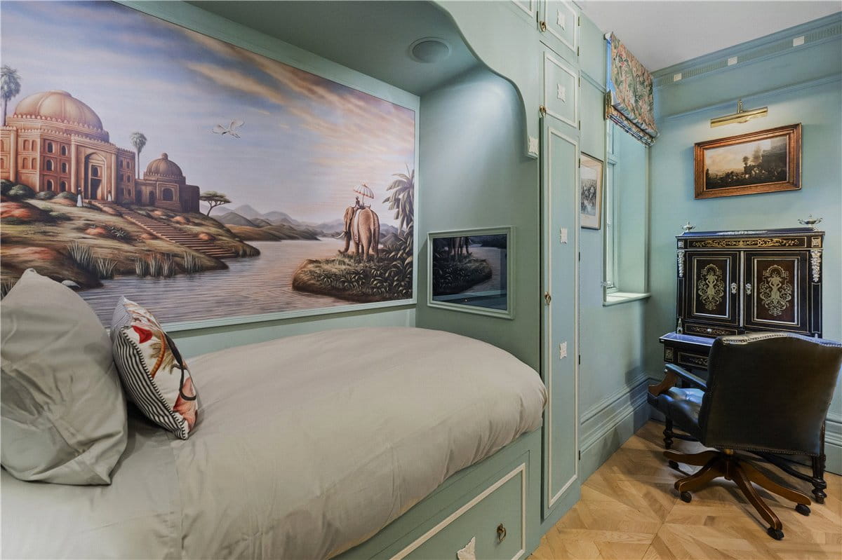 2 bedroom flat, Pembridge Square, Notting Hill Gate W2 - Available