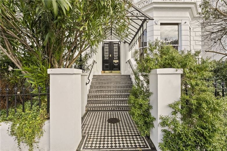 2 bedroom flat, Pembridge Square, Notting Hill Gate W2 - Available