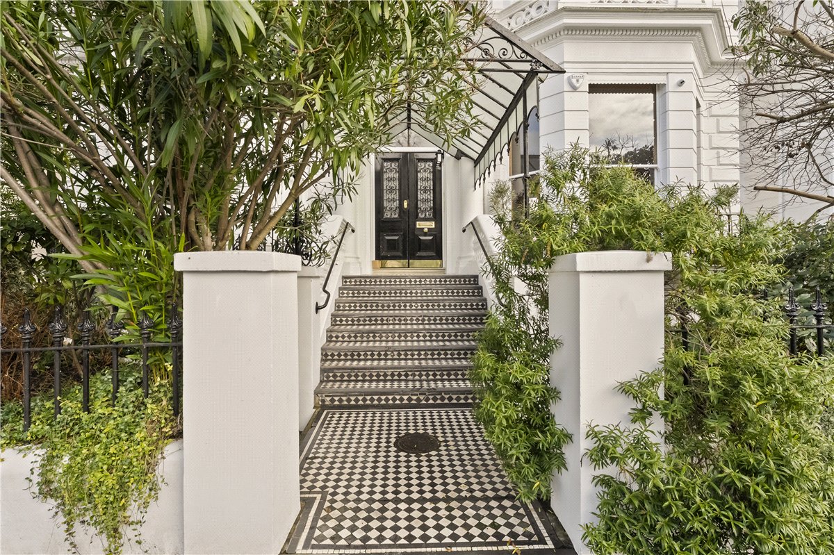 2 bedroom flat, Pembridge Square, Notting Hill Gate W2 - Available