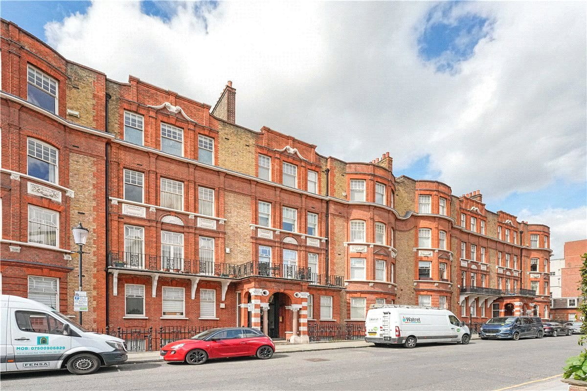 4 bedroom flat, Wynnstay Gardens, Allen Street W8 - Available