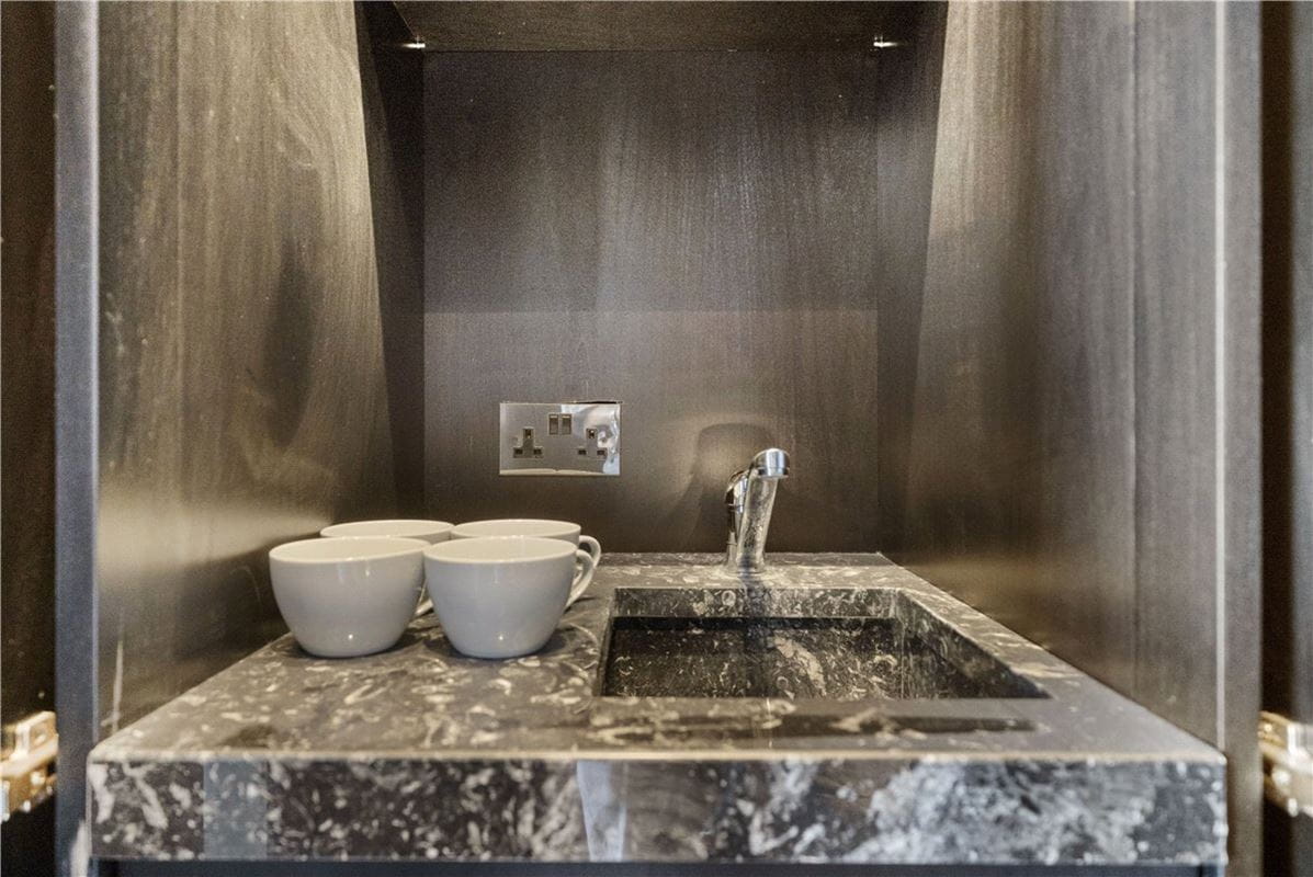 4 bedroom flat, Kingston House South, Ennismore Gardens SW7 - Available