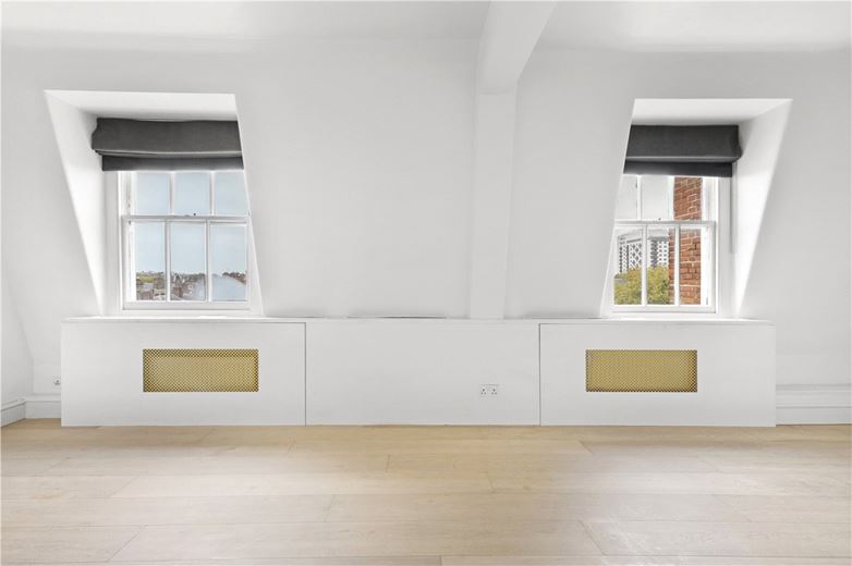 3 bedroom flat, Cadogan Square, London SW1X - Available