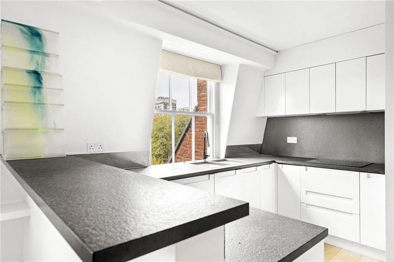 3 bedroom flat, Cadogan Square, London SW1X - Available