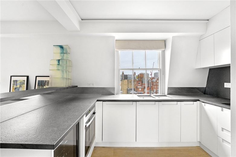 3 bedroom flat, Cadogan Square, London SW1X - Available