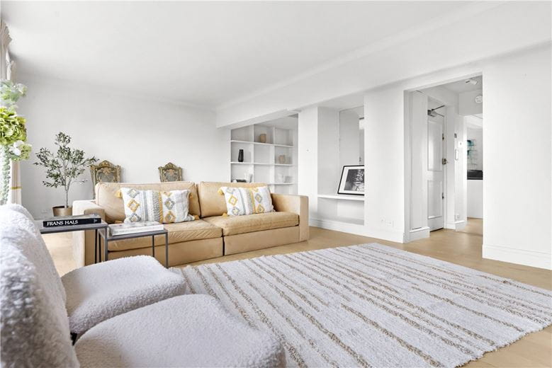 3 bedroom flat, Cadogan Square, Knightsbridge SW1X - Available