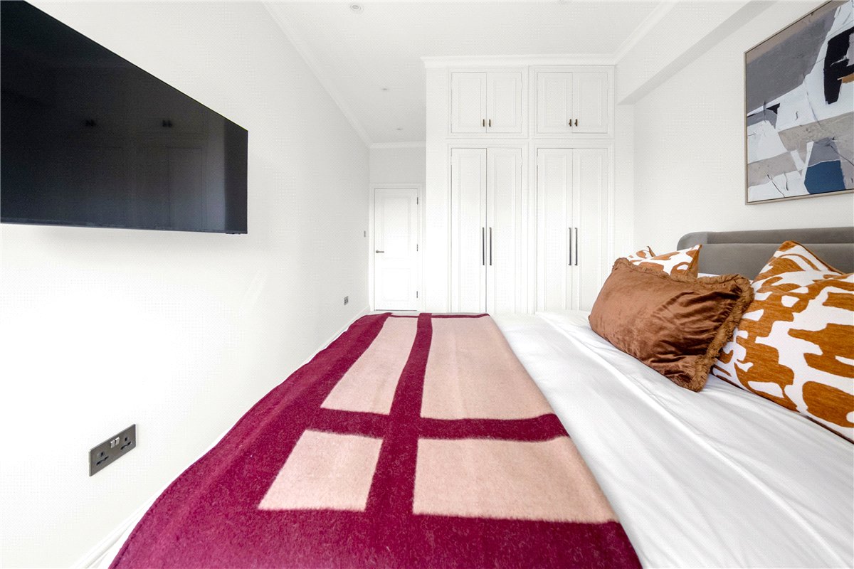 2 bedroom flat, Cadogan Square, Knightsbridge SW1X - Available