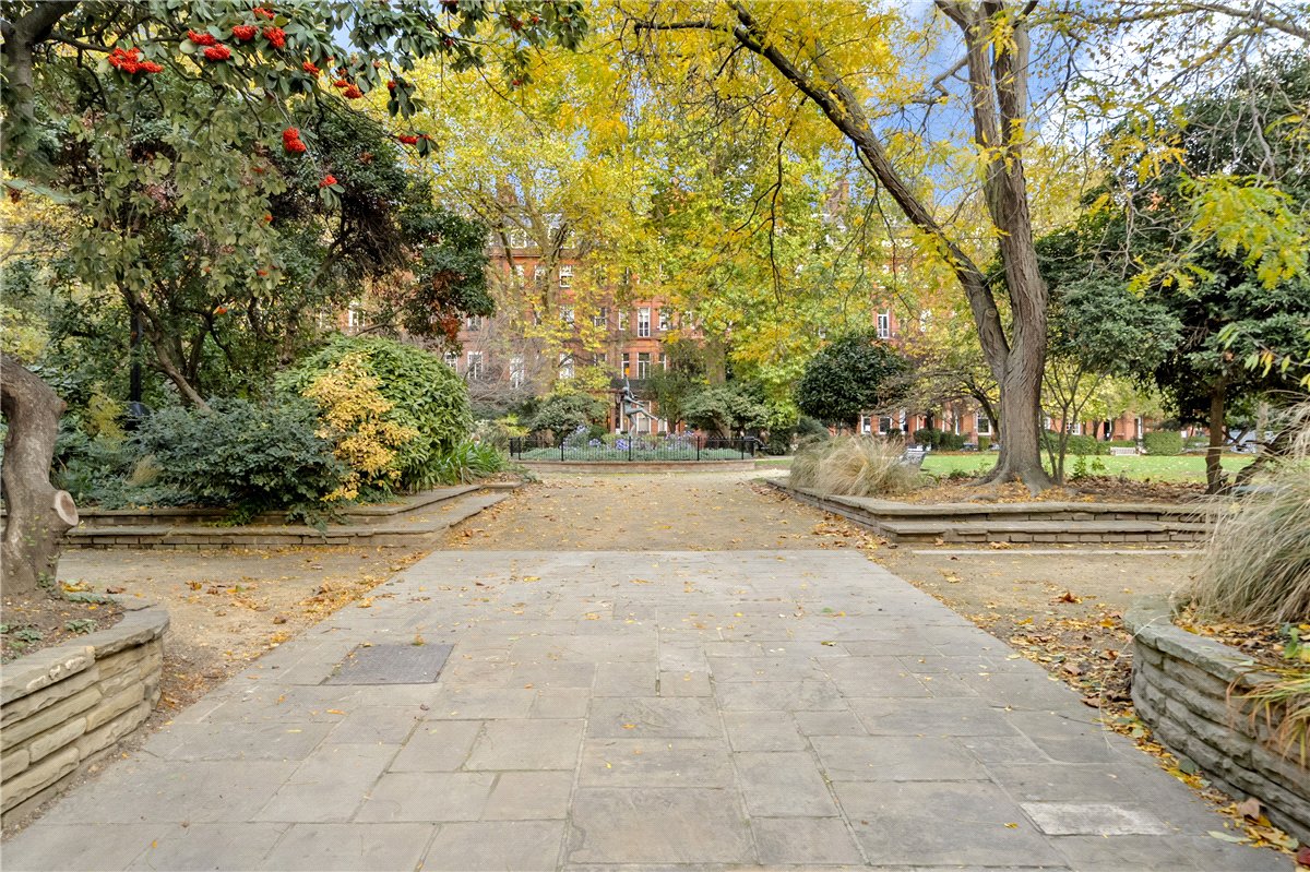 2 bedroom flat, Cadogan Square, Knightsbridge SW1X - Available