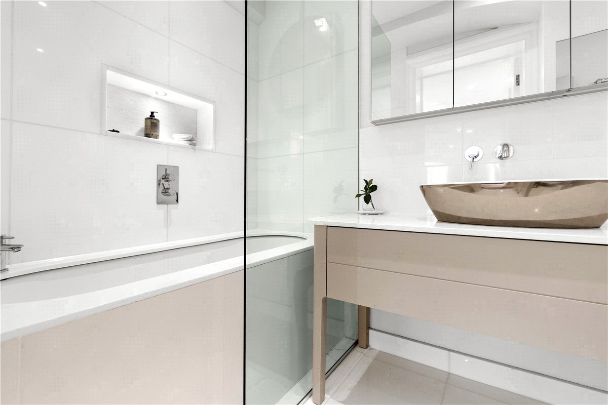 2 bedroom flat, Cadogan Square, Knightsbridge SW1X - Available