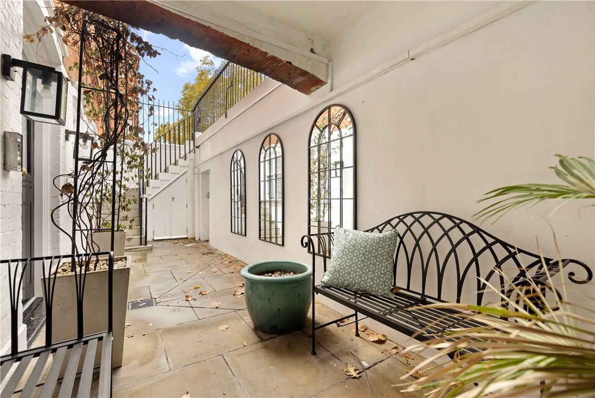 2 bedroom flat, Cadogan Square, Knightsbridge SW1X - Available