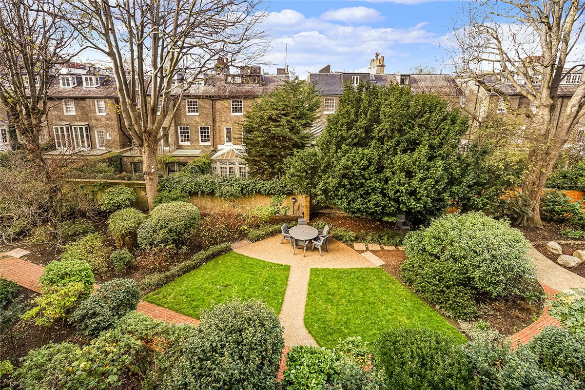 4 bedroom flat, Gloucester Road, South Kensington SW7 - Available