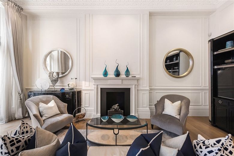 2 bedroom flat, Ennismore Gardens, Knightsbridge SW7 - Available