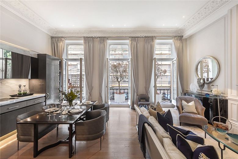 2 bedroom flat, Ennismore Gardens, Knightsbridge SW7 - Available