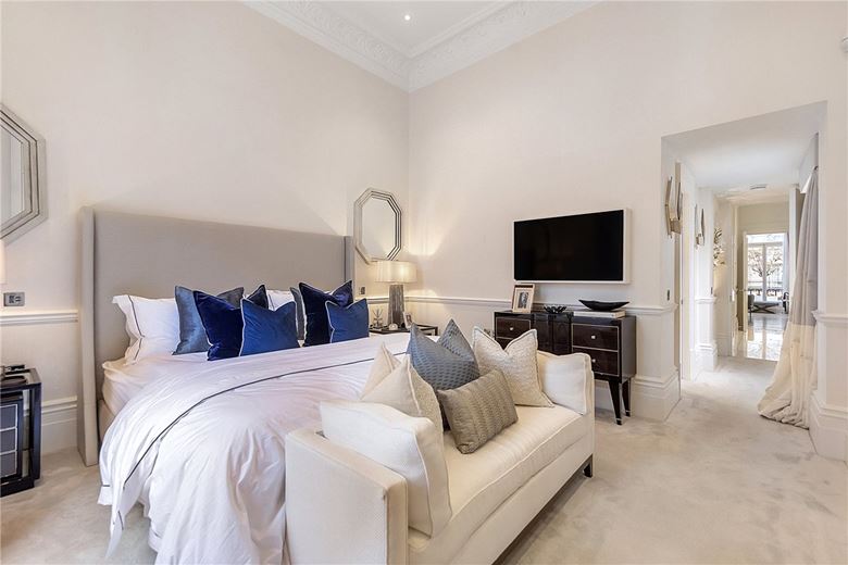 2 bedroom flat, Ennismore Gardens, Knightsbridge SW7 - Available
