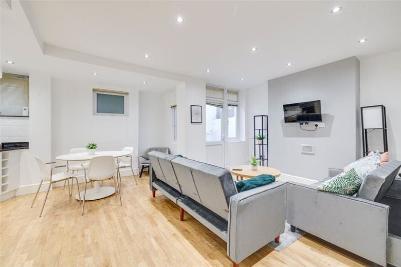 1 bedroom flat, Cremorne Road, Chelsea SW10 - Available