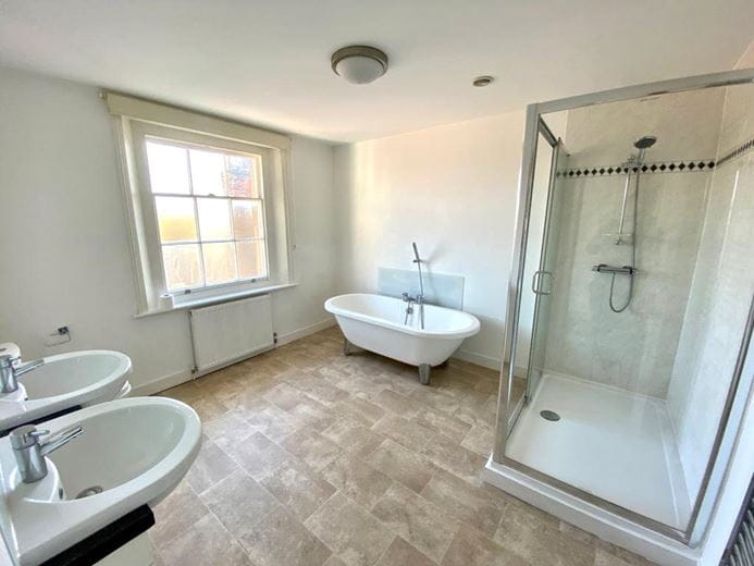 1 bedroom flat, High Street, Marlborough SN8 - Available