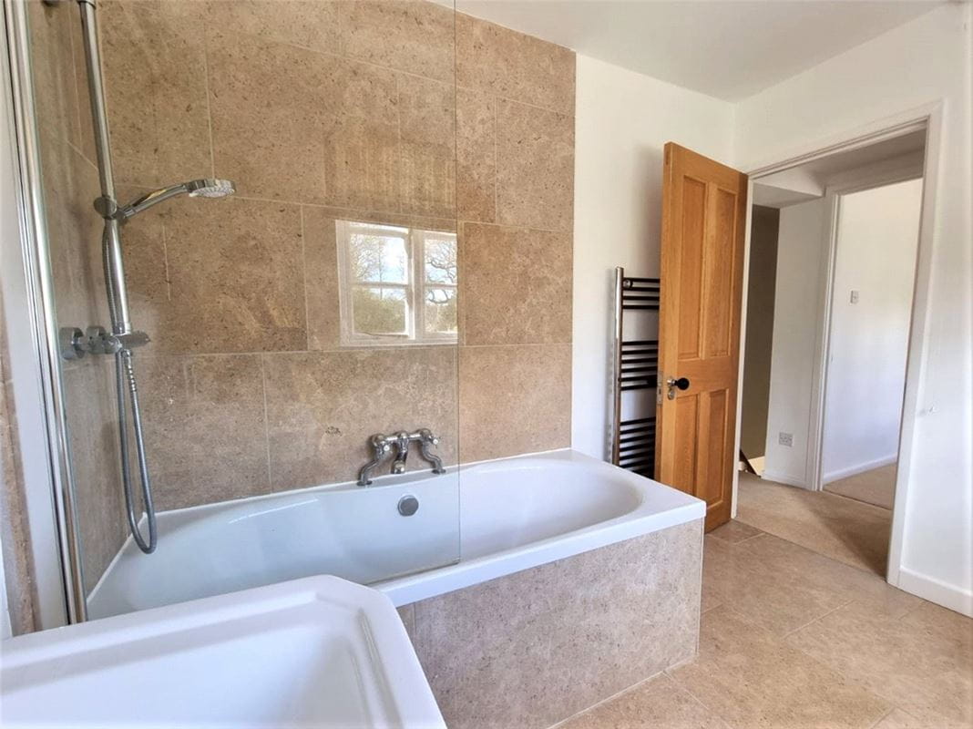 3 bedroom cottage, Harding Farm Cottages, Great Bedwyn SN8 - Let Agreed