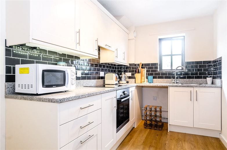 2 bedroom flat, Old Ford Court, High Street SN9