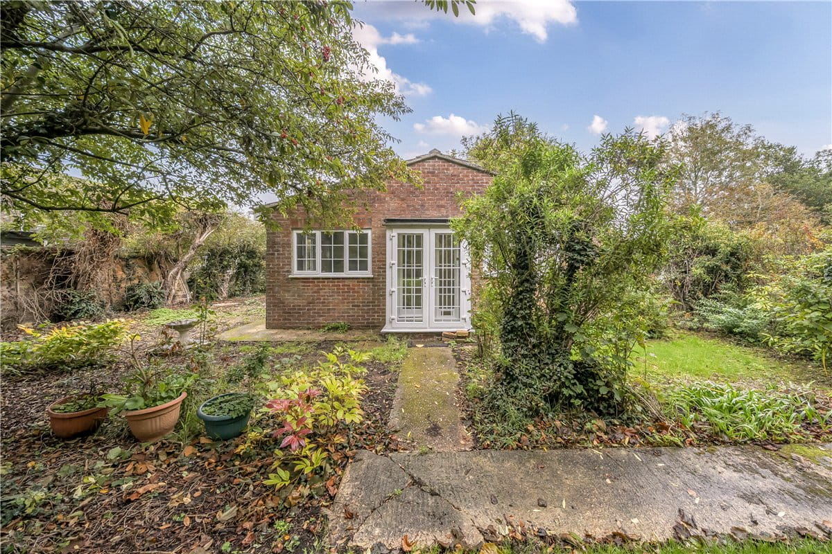 2 bedroom bungalow, Aldbourne Road, Baydon SN8 - Available