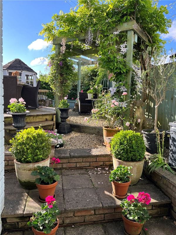 3 bedroom house, High Street, Marlborough SN8 - Available