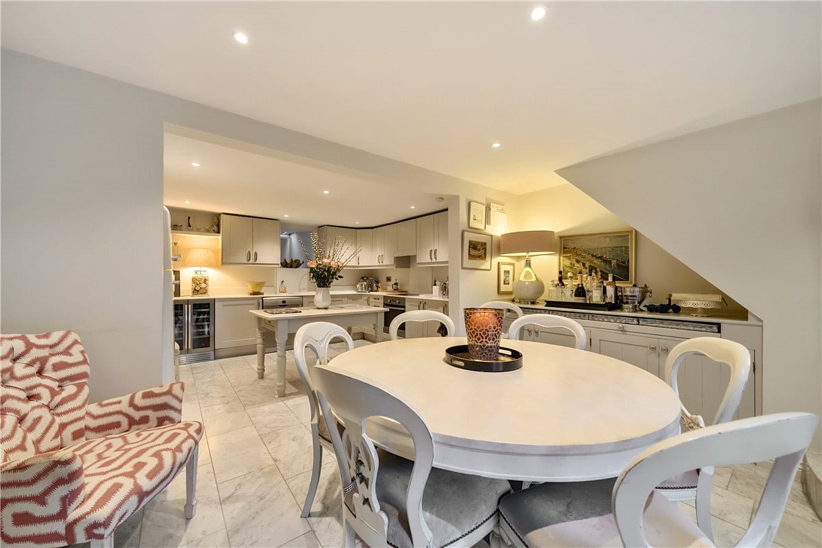 3 bedroom house, High Street, Marlborough SN8 - Available