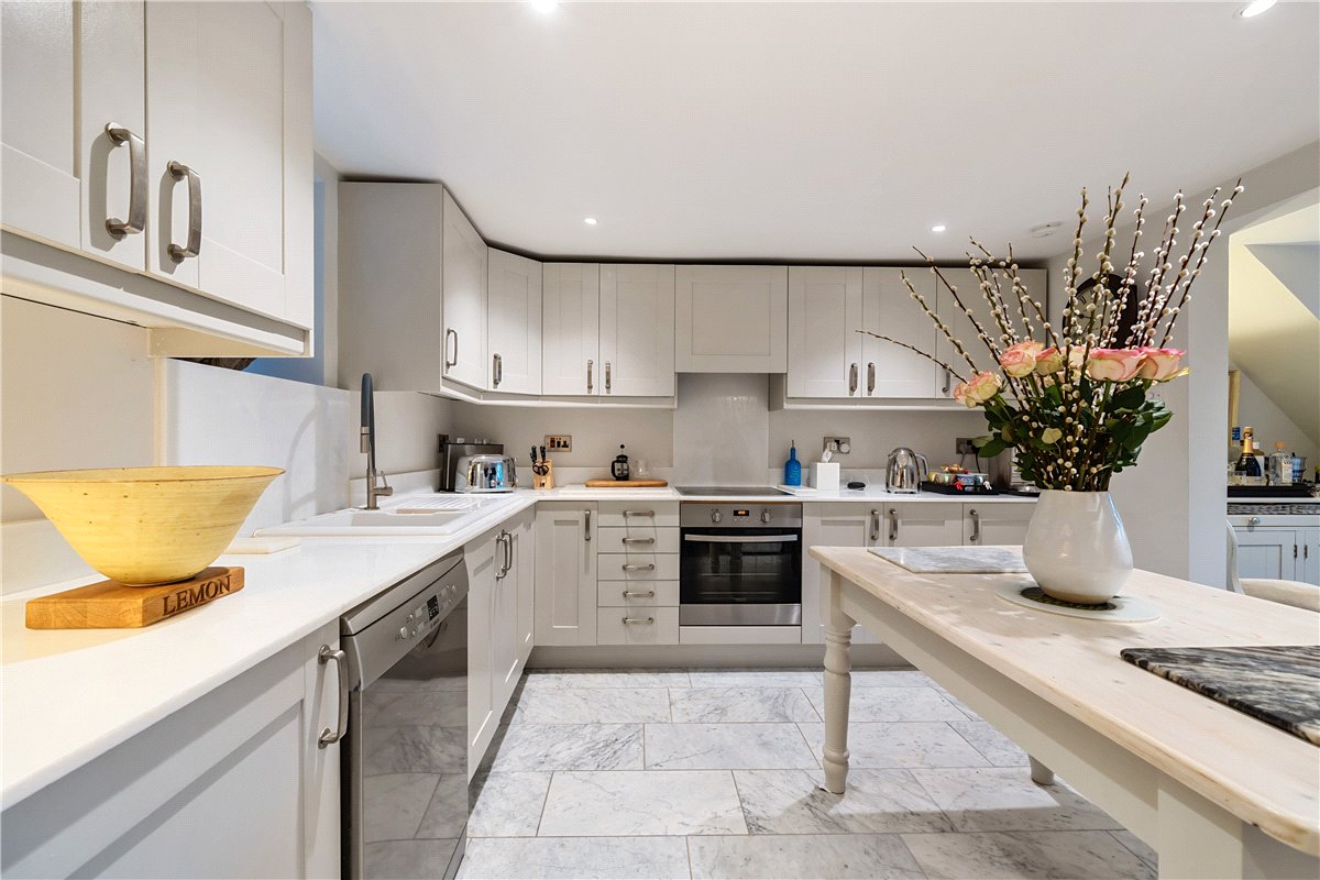 3 bedroom house, High Street, Marlborough SN8 - Available