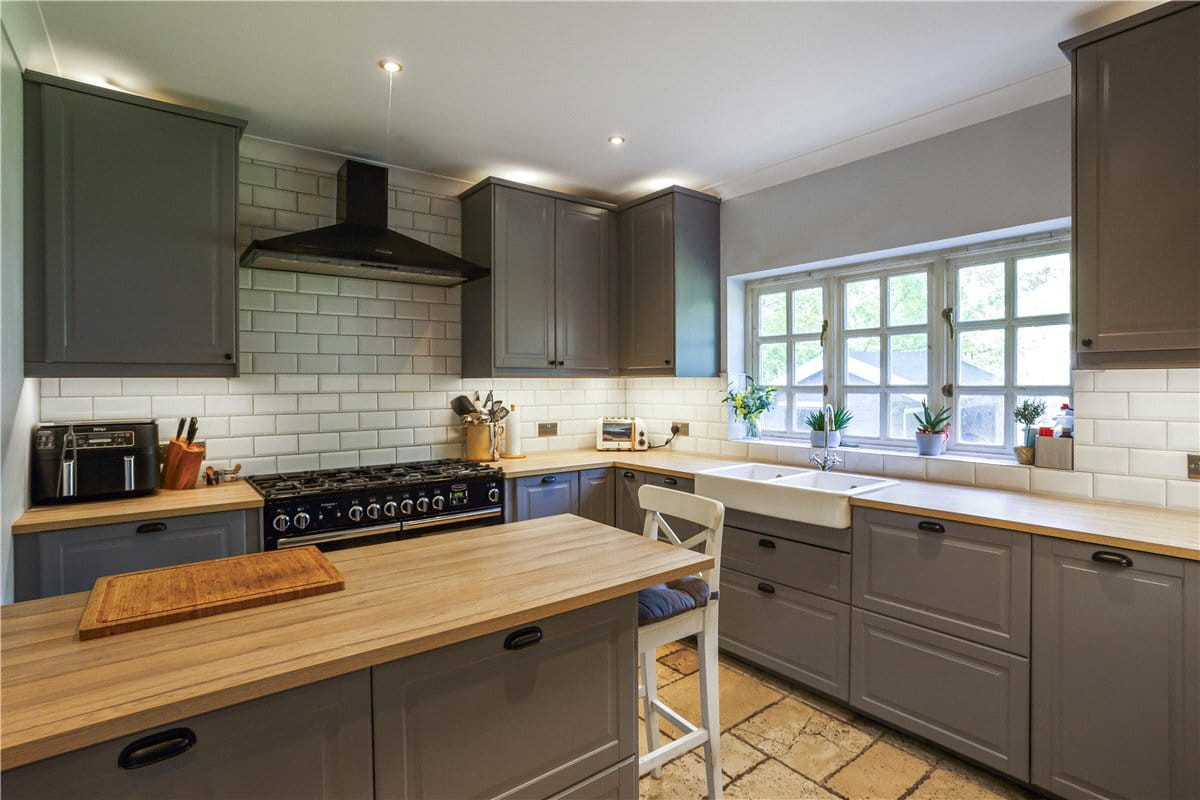 6 bedroom house, Kelham Gardens, Marlborough SN8 - Available