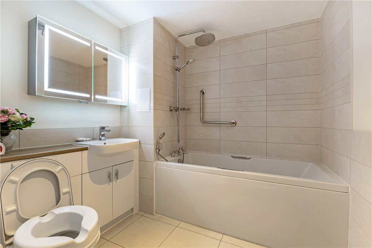 2 bedroom flat, Granham Close, Marlborough SN8 - Available