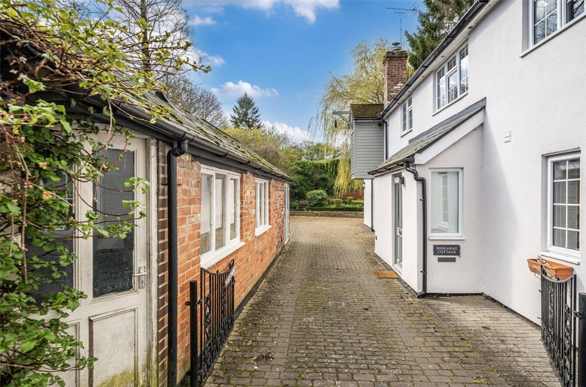 3 bedroom cottage, Wilton, Marlborough SN8 - Available