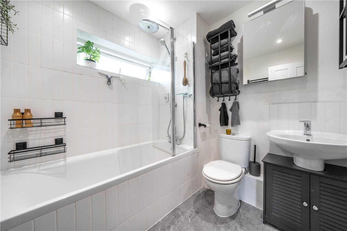 4 bedroom house, Ducks Meadow, Marlborough SN8 - Available