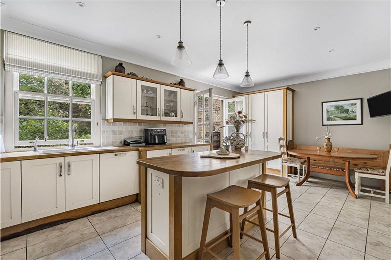 4 bedroom house, Phoenix Square, Pewsey SN9 - Available