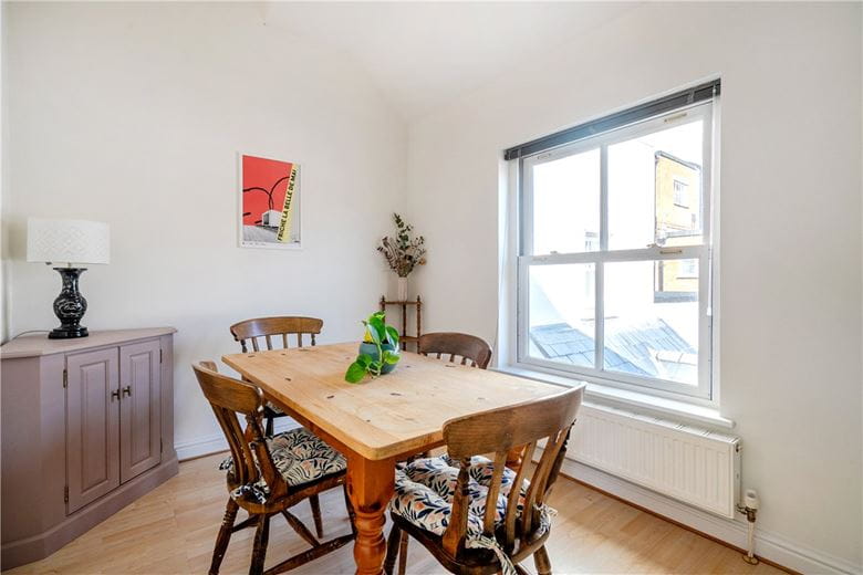 2 bedroom house, Angel Yard, High Street SN8 - Available