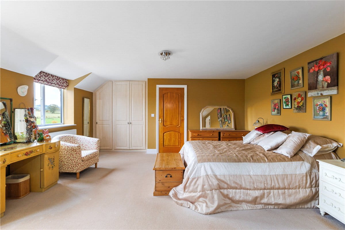 6 bedroom house, The Barton, Clyffe Pypard SN4 - Available