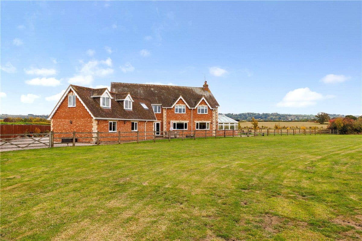 6 bedroom house, The Barton, Clyffe Pypard SN4 - Available