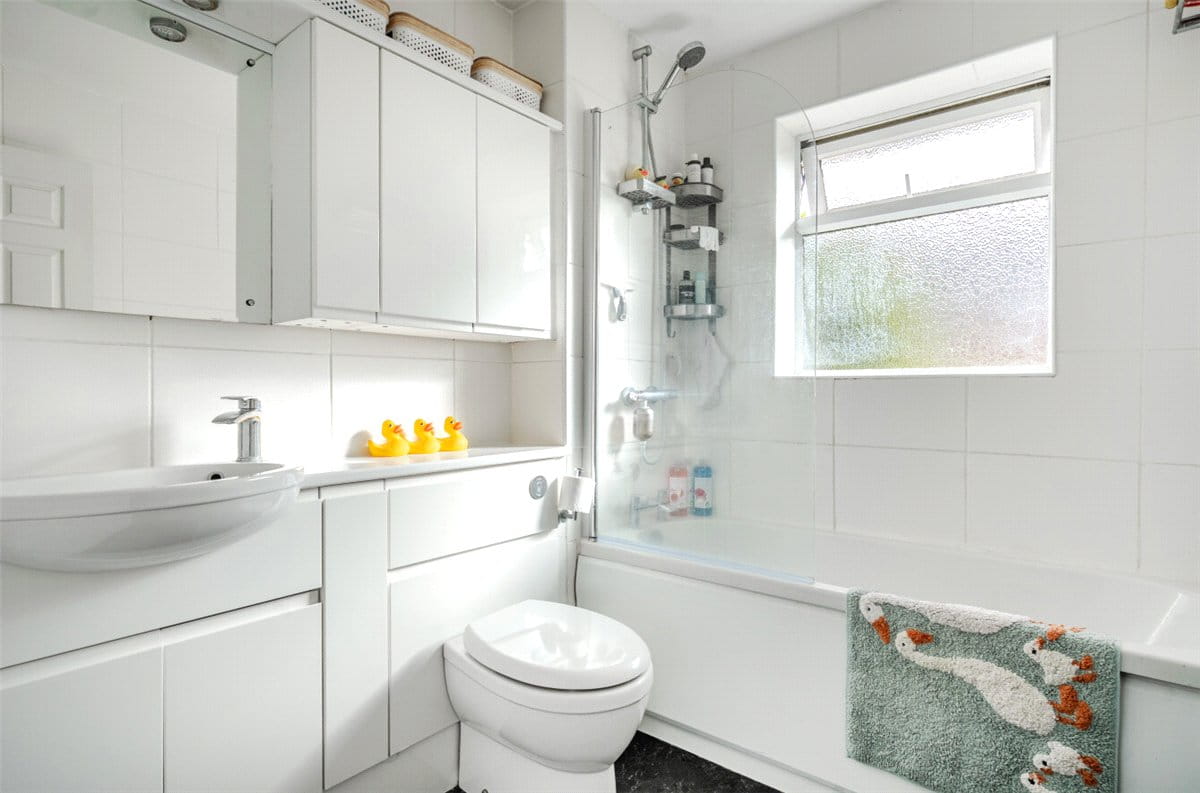 2 bedroom house, Macneice Drive, Marlborough SN8 - Available