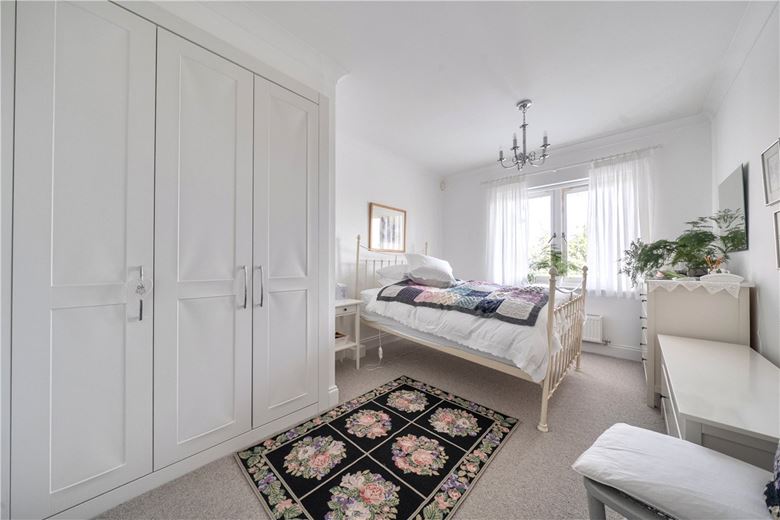 2 bedroom flat, Priory Court, Marlborough SN8 - Available