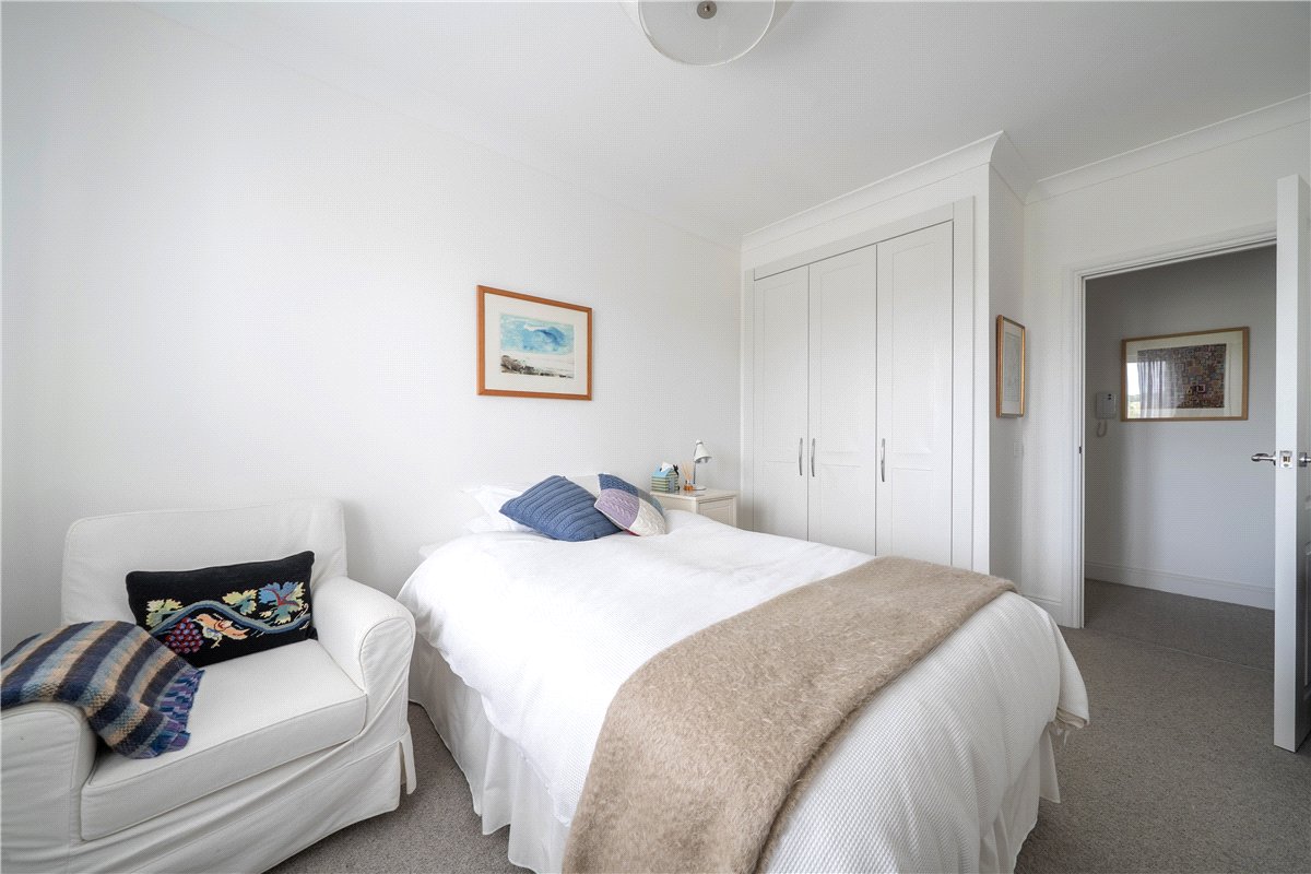 2 bedroom flat, Priory Court, Marlborough SN8 - Available