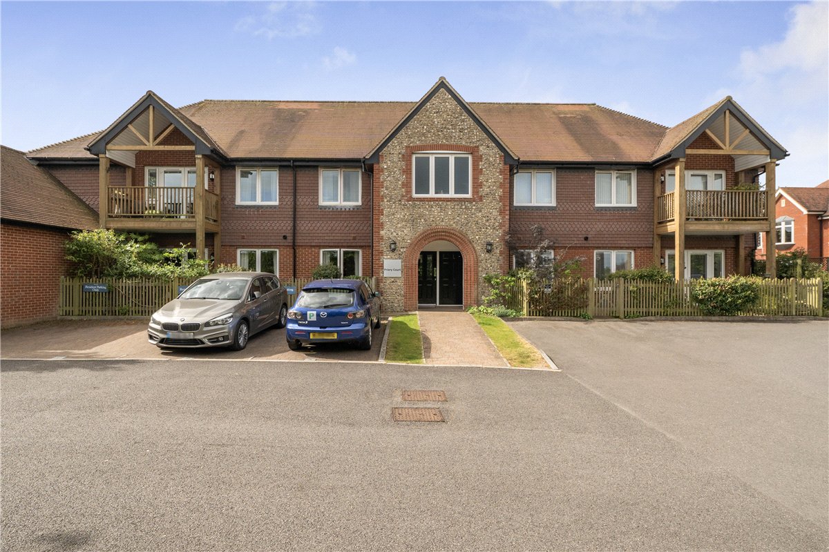 2 bedroom flat, Priory Court, Marlborough SN8 - Available