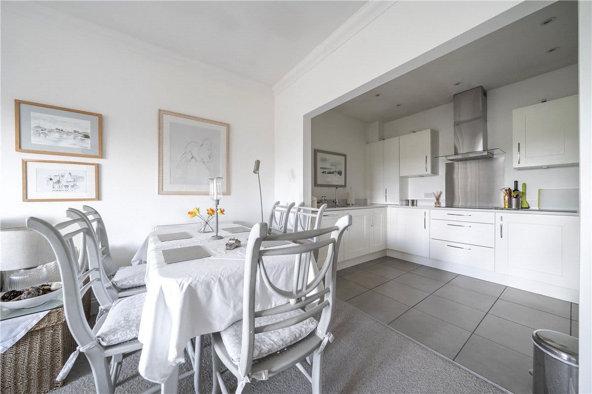 2 bedroom flat, Priory Court, Marlborough SN8 - Available