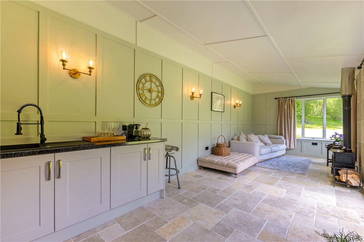 5 bedroom house, The Fairway, Devizes SN10 - Available