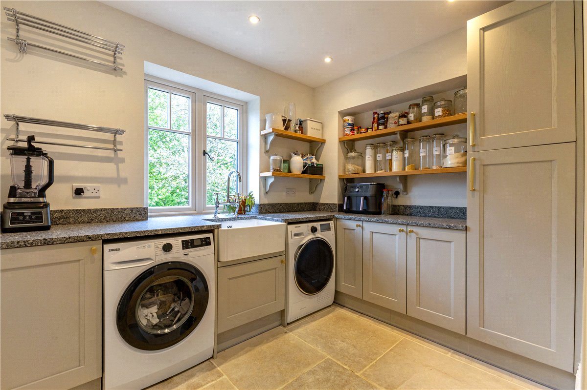 5 bedroom house, The Fairway, Devizes SN10 - Available