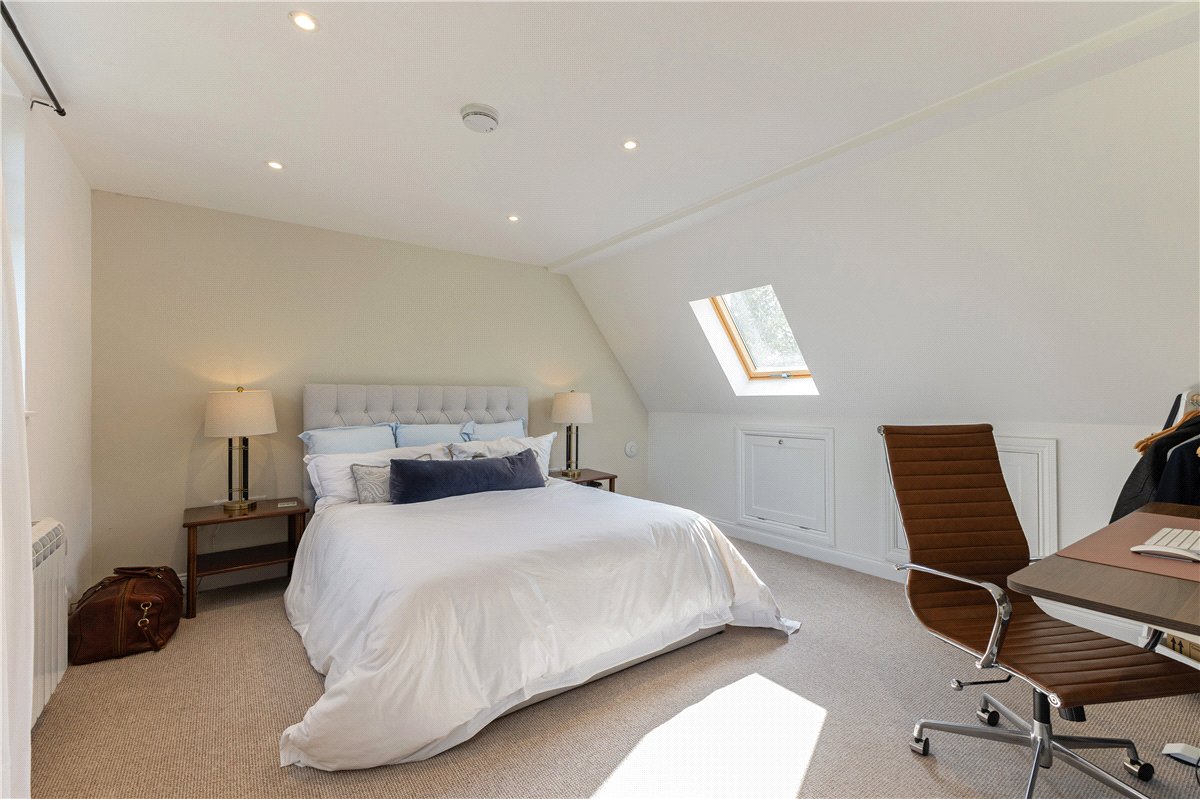 5 bedroom house, The Fairway, Devizes SN10 - Available