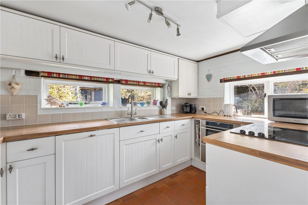 3 bedroom cottage, High Street, Burbage SN8 - Available