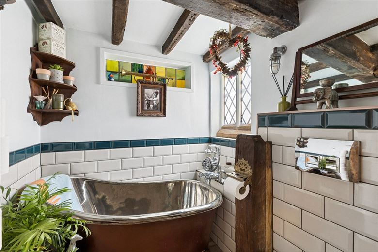 3 bedroom cottage, High Street, Burbage SN8 - Available